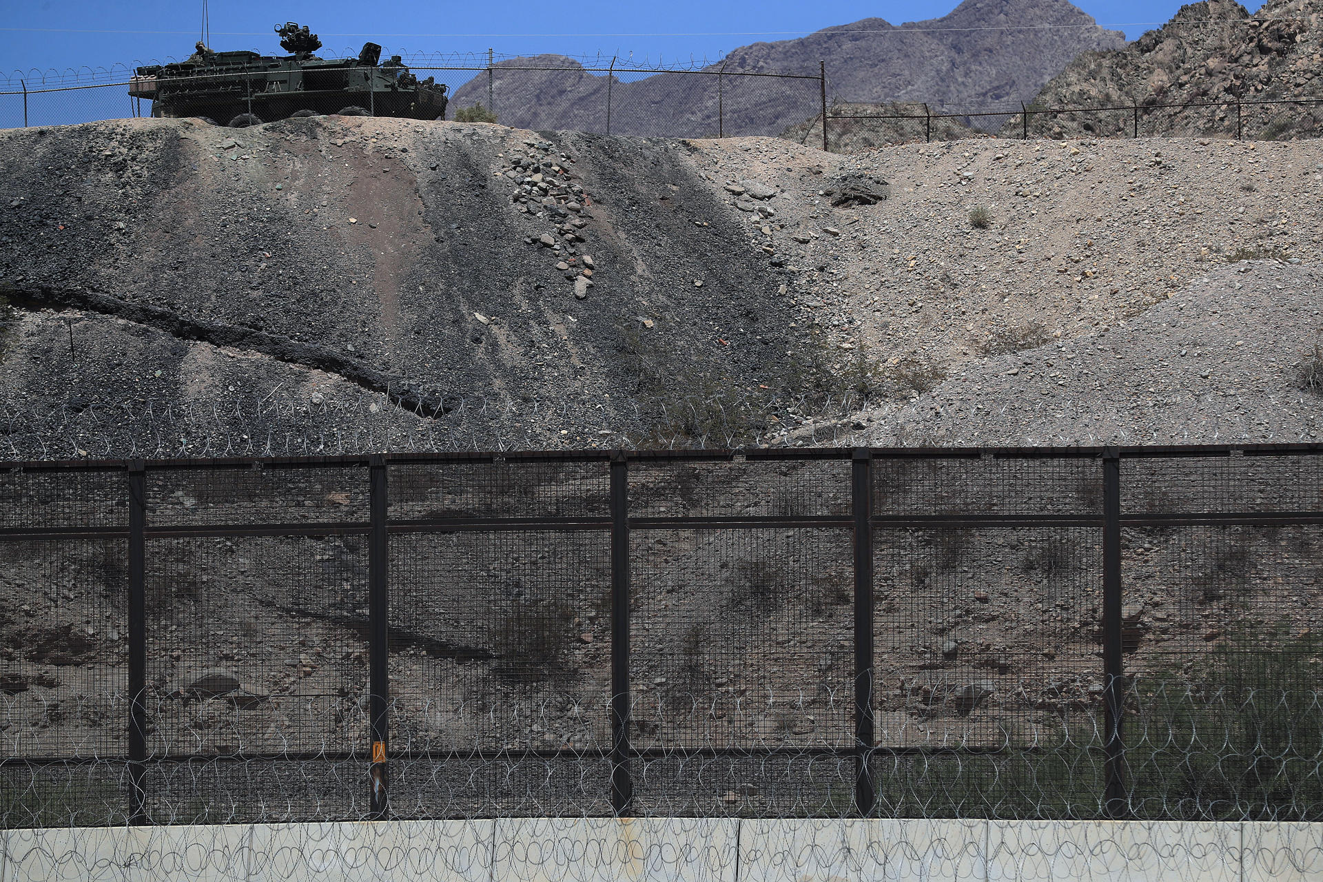 Integrantes del Ejercito de Estados Unidos, vigilan desde un vehículo militar el muro fronterizo este jueves, en Ciudad Juárez en el estado de Chihuahua (México). EFE/ Luis Torres
