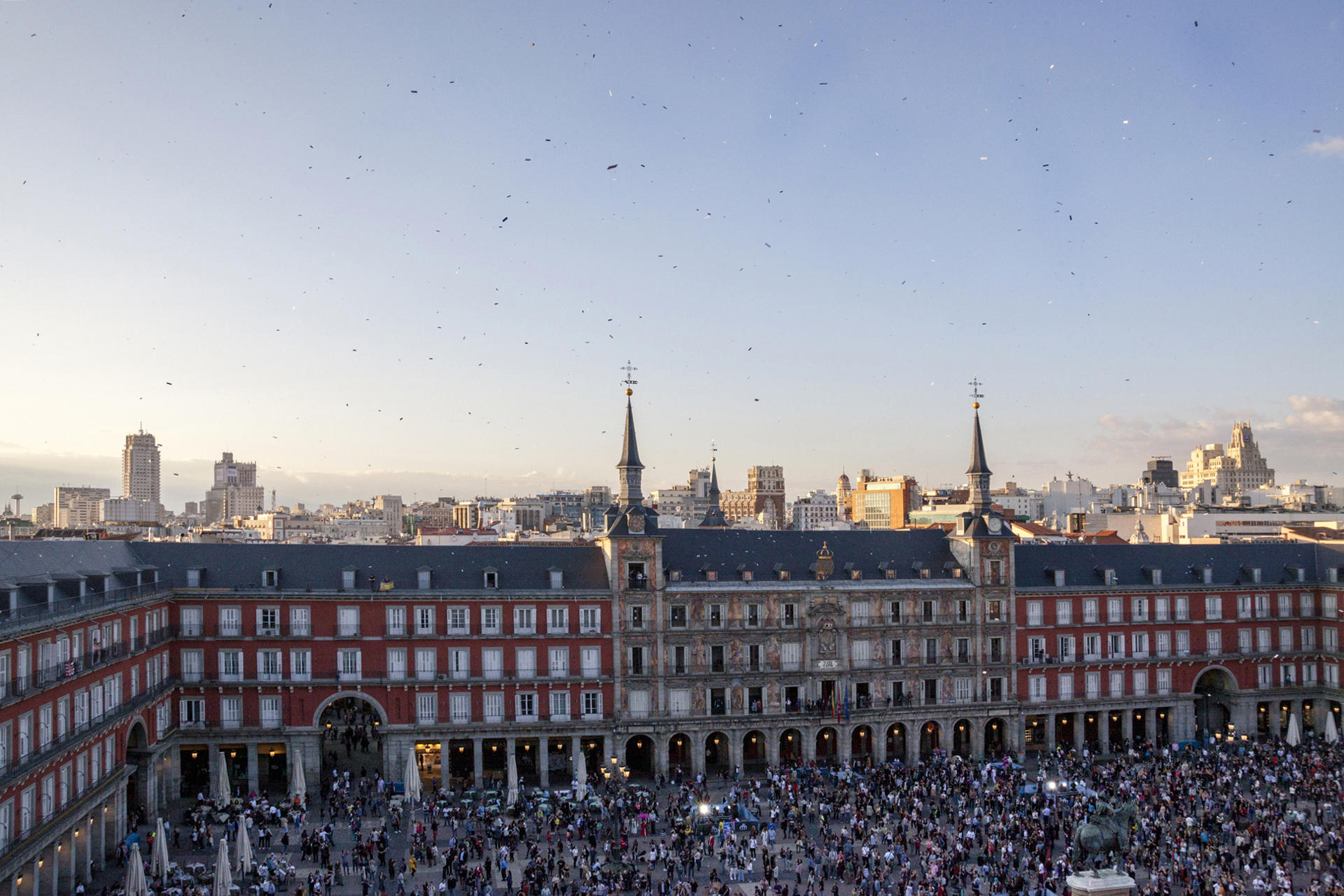 Fotografía del 31 de mayo de 2025 cedida por el colectivo chileno Casagrande, del bombardeo de poemas, en Plaza Mayor en Madrid (España). EFE/ Colectivo Casagrande
