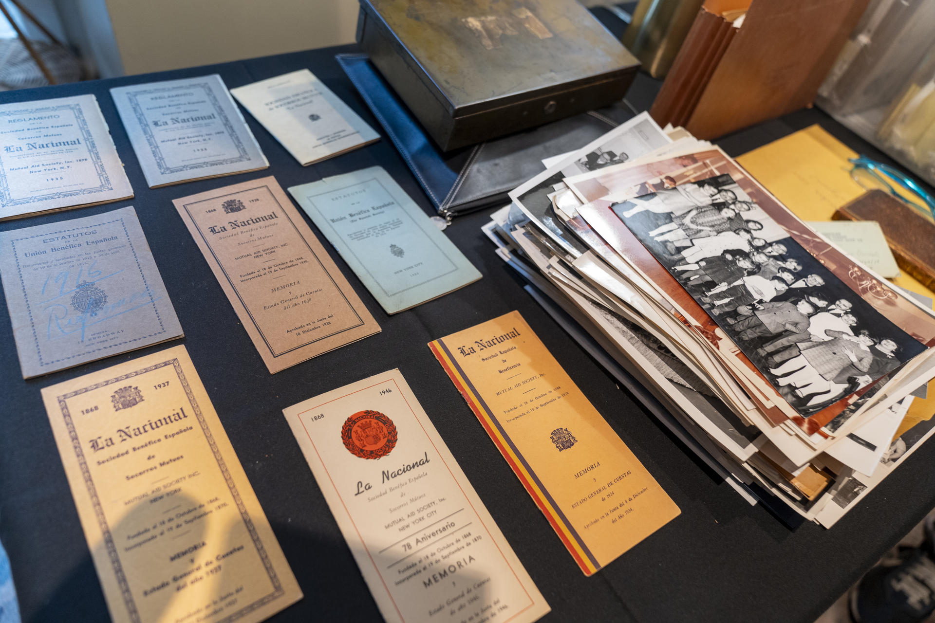 Fotografía de los libros de estatutos en los últimos 100 años en el restaurante La Nacional, en Nueva York (Estados Unidos). EFE/ Ángel Colmenares