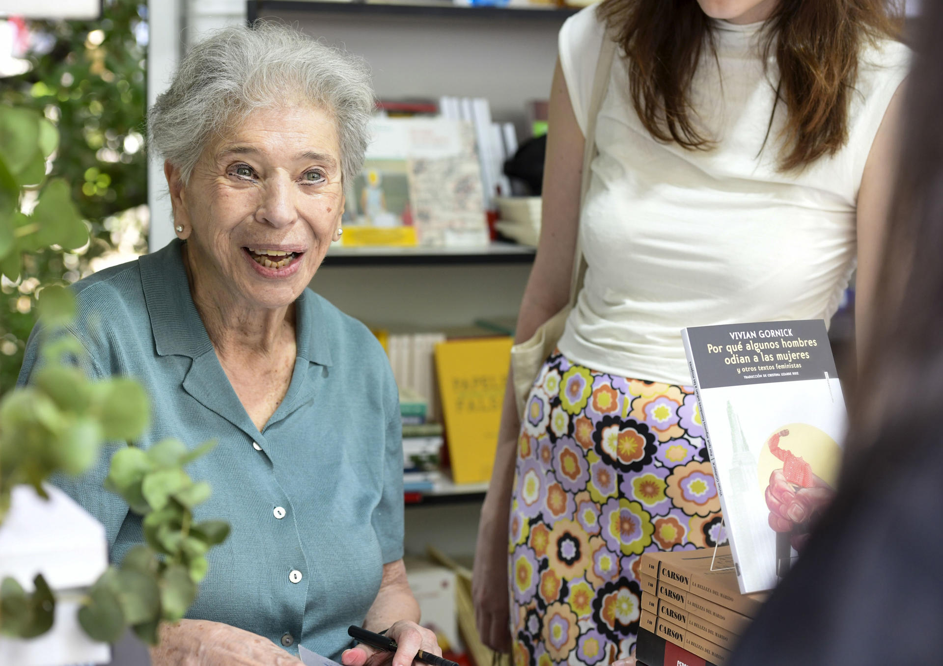 La periodista, escritora y activista feminista estadounidense Vivian Gornick firma ejemplares en la Feria del Libro de Madrid, este domingo. EFE/Víctor Lerena