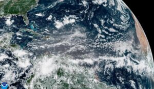 Fotografía satelital cedida este martes por la Oficina Nacional de Administración Oceánica y Atmosférica de Estados Unidos (NOAA), a través del Centro Nacional de Huracanes (NHC), donde se muestra la localización de la tormenta tropical Andrea en el Atlántico. EFE/NOAA-NHC /