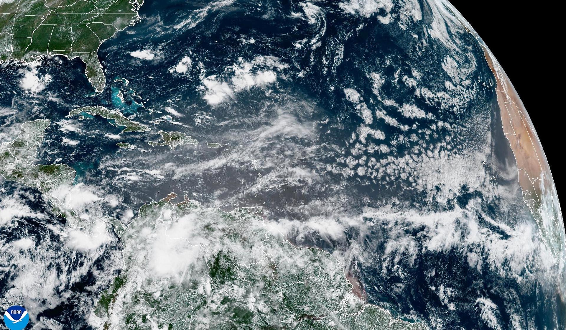 Fotografía satelital cedida este martes por la Oficina Nacional de Administración Oceánica y Atmosférica de Estados Unidos (NOAA), a través del Centro Nacional de Huracanes (NHC), donde se muestra la localización de la tormenta tropical Andrea en el Atlántico. EFE/NOAA-NHC /