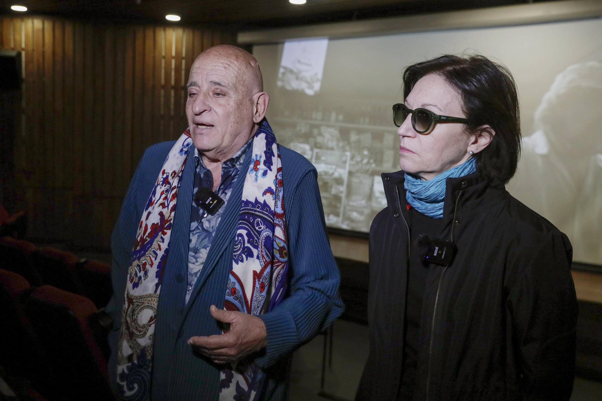 El director general de la Bienalsur, Anibal Jozami (i), habla junto a la directora artística de la Binealsur, Diana Wechsler, durante entrevista con EFE, en la exposición colectiva ‘Laberintos de la Memoria’ este jueves, en el Museo de Arte Moderno de Bogotá (Colombia). EFE/Carlos Ortega