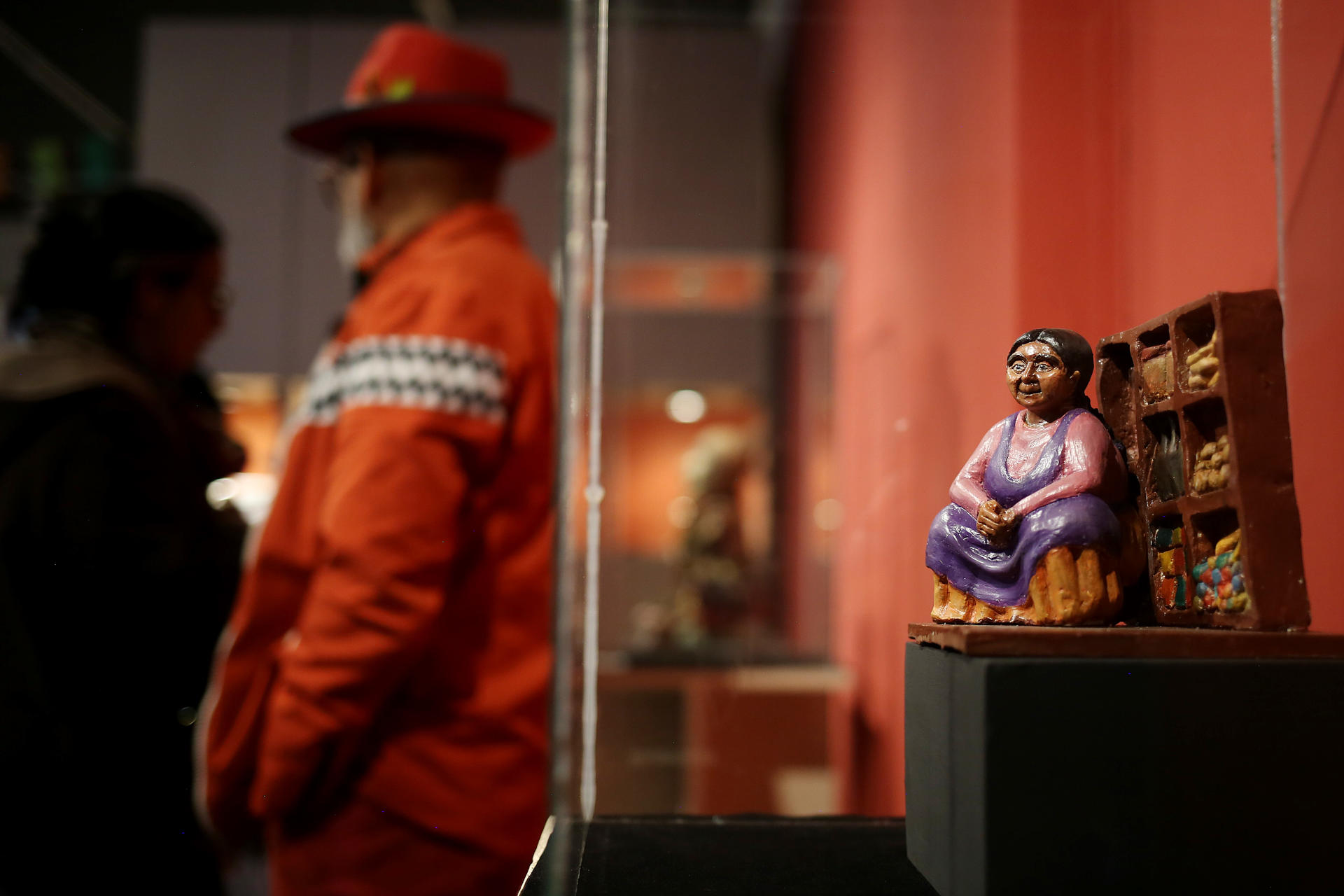 Fotografía del 5 de junio de 2025 de una escultura durante una exposición de artesanías en miniatura en el museo Costumbrista en La Paz (Bolivia). EFE/ Luis Gandarillas