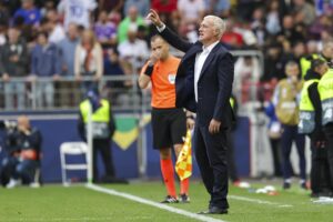 El seleccionador francés Didier Deschamps durante la lucha por el tercer puesto que hanjugado Francia y Alemania en Stuttgart, Alemania. EFE/EPA/CHRISTOPHER NEUNDORF