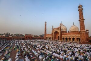 Rezo colectivo con motivo de la festividad musulmana del Eid al-Adha (Día del Sacrificio o del Cordero) este sábado en la mezquita de Jama Masjid en Nueva Delhi, India. EFE/ Rajat Gupta