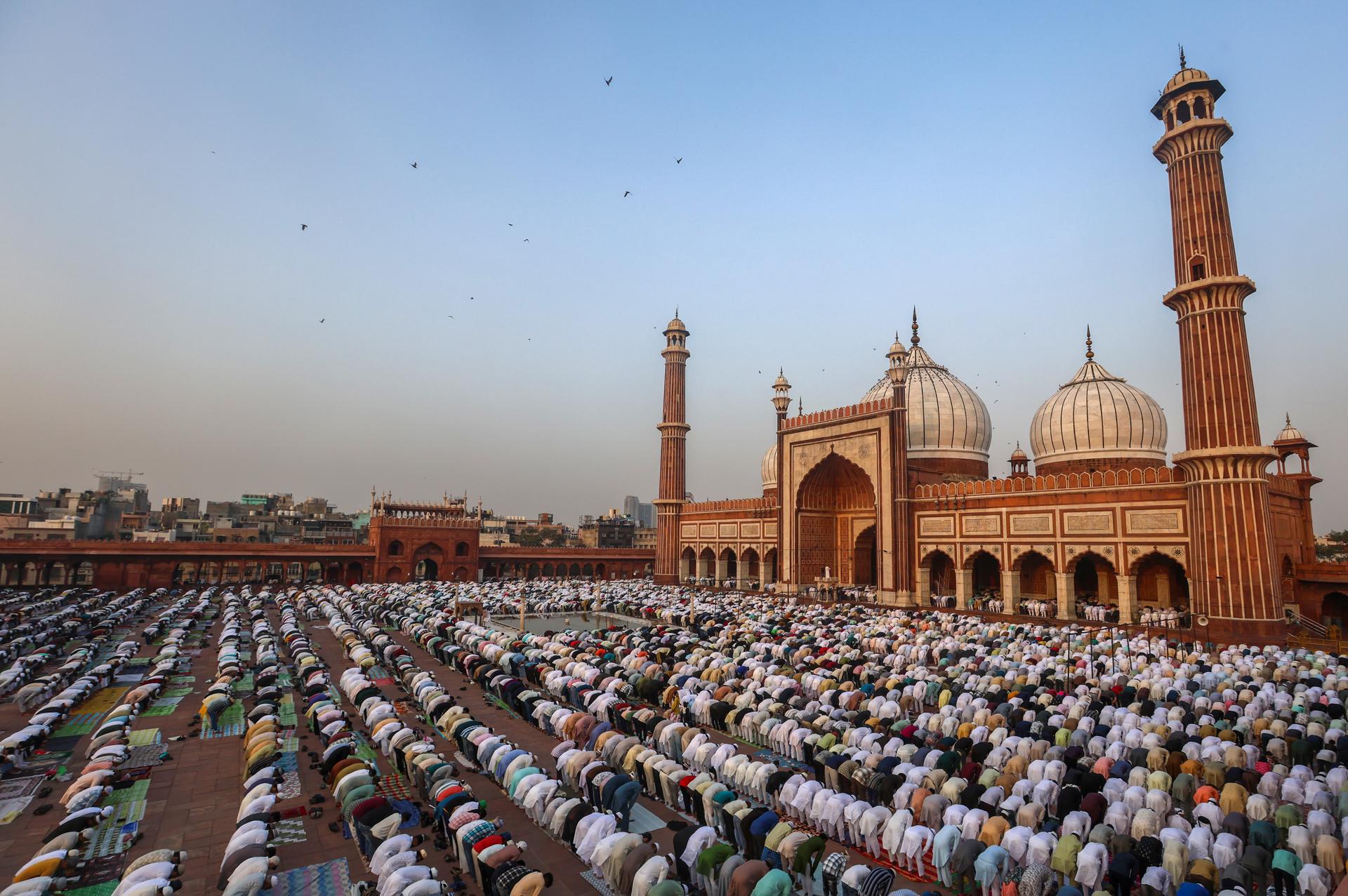 Rezo colectivo con motivo de la festividad musulmana del Eid al-Adha (Día del Sacrificio o del Cordero) este sábado en la mezquita de Jama Masjid en Nueva Delhi, India. EFE/ Rajat Gupta