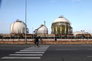 Un ciclista pasa por las instalaciones de la Sociedad Ivoriana de Refinado (SIR) en Abiyán, Costa de Marfil, 17 de junio de 2025. Las recientes escaladas militares entre Israel e Irán están generando temores de un posible cierre del estrecho de Ormuz, una vía fluvial crucial para el comercio mundial de petróleo y gas, lo que podría impactar significativamente en los mercados energéticos mundiales, provocando un fuerte aumento de los precios del petróleo. (Costa de Marfil) EFE/EPA/LEGNAN KOULA