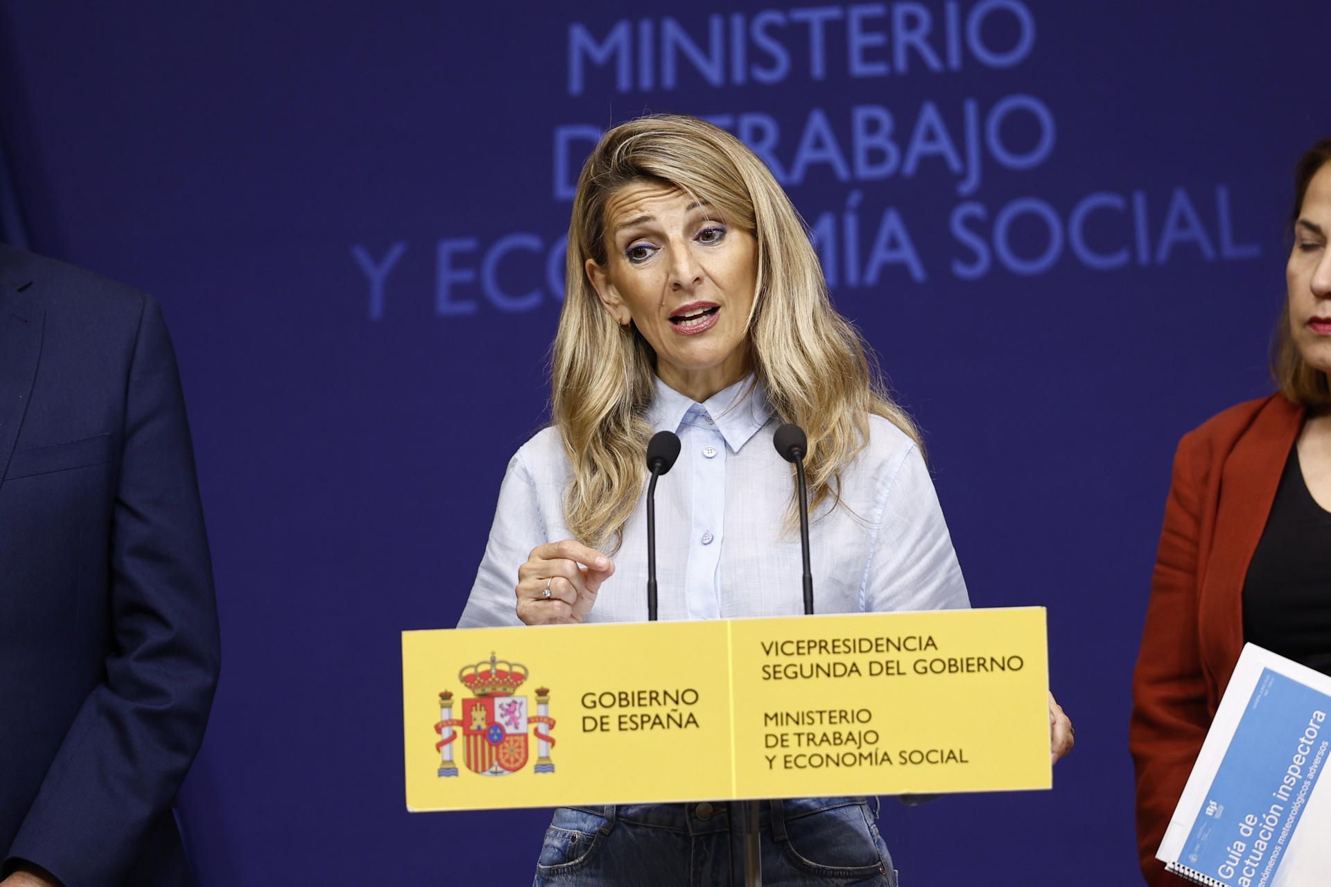 La vicepresidenta segunda y ministra de Trabajo, Yolanda Díaz, durante la presentación este miércoles de la campaña de actuaciones de la Inspección de Trabajo y Seguridad Social, y las informaciones preventivas para hacer frente a las altas temperaturas en el puesto de trabajo. EFE/ Rodrigo Jimenez