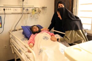 Una mujer iraní herida en un ataque israelí es tratada en el hospital Rasoul Akram de Teherán este 21 de junio. EFE/EPA/ABEDIN TAHERKENAREH