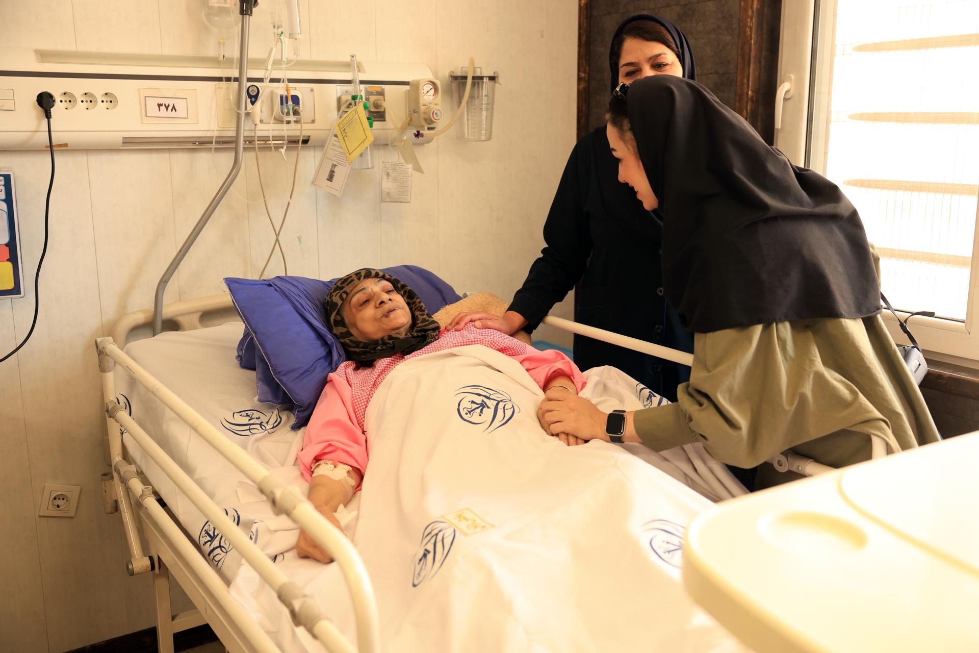 Una mujer iraní herida en un ataque israelí es tratada en el hospital Rasoul Akram de Teherán este 21 de junio. EFE/EPA/ABEDIN TAHERKENAREH