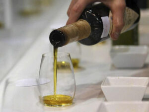 Imagen de archivo de una botella de aceite de oliva. EFE/ EFE