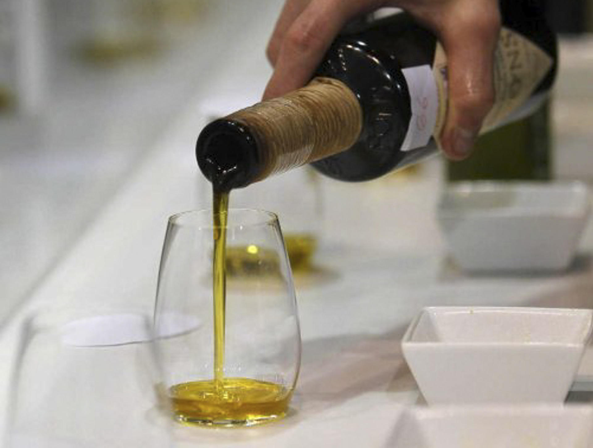 Imagen de archivo de una botella de aceite de oliva. EFE/ EFE