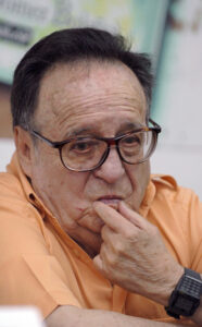Fotografía de archivo del 20 de agosto de 2006 del actor y productor mexicano Roberto Gómez Bolaños 'Chespirito' durante la presentación de su libro autobiográfico 'Sin Querer Queriendo' en la Ciudad de México (México). EFE/Mario Guzmán