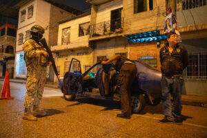 Fotografía de archivo, tomada el pasado 5 de abril, en la que se captó a integrantes de la Policía Nacional y de las Fuerzas Armadas de Ecuador durante un operativo de seguridad en Guayaquil (Ecuador). EFE/Mauricio Torres
