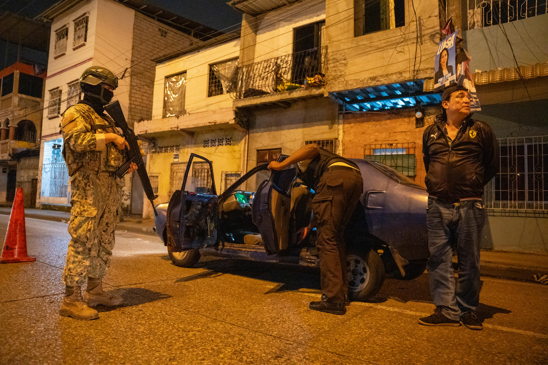 Fotografía de archivo, tomada el pasado 5 de abril, en la que se captó a integrantes de la Policía Nacional y de las Fuerzas Armadas de Ecuador durante un operativo de seguridad en Guayaquil (Ecuador). EFE/Mauricio Torres