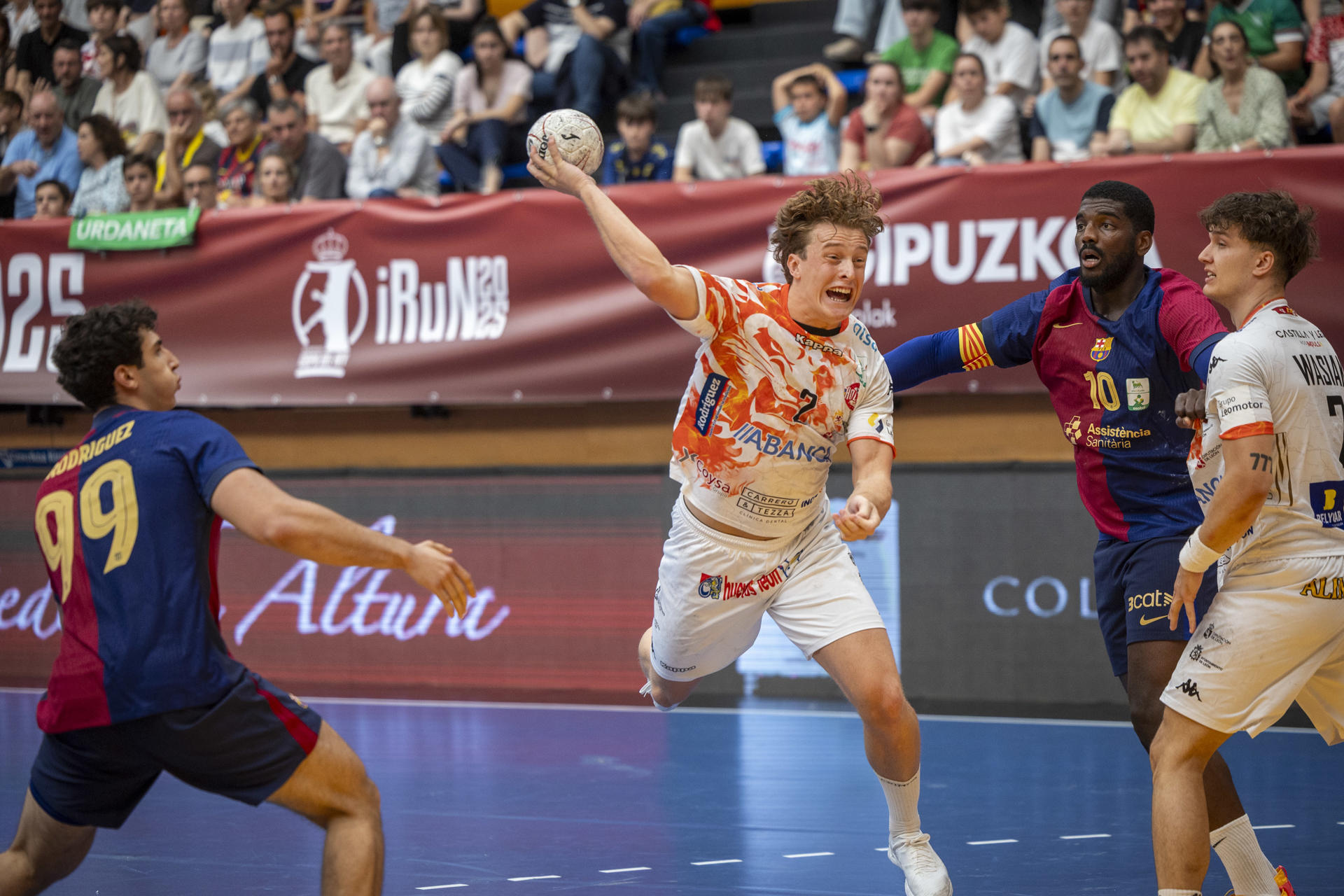 El jugador del Ademar León, Oscar Daniel Lindqvist (c), ante Javi Rodríguez (i) y Dika Mem, del Barça, durante la final de la Copa del Rey de balonmano, disputada este domingo en el polideportivo Artaleku de Irun (Gipuzkoa). EFE/Javier Etxezarreta