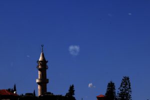 Imagen de humo en el cielo cuando el sistema de defensa aérea Cúpula de Hierro de Israel intercepta misiles lanzados desde Irán, visto desde la aldea de Cisjordania de Yabad, cerca de Yenín, el 20 de junio de 2025. EFE/EPA/ALAA BADARNEH
```