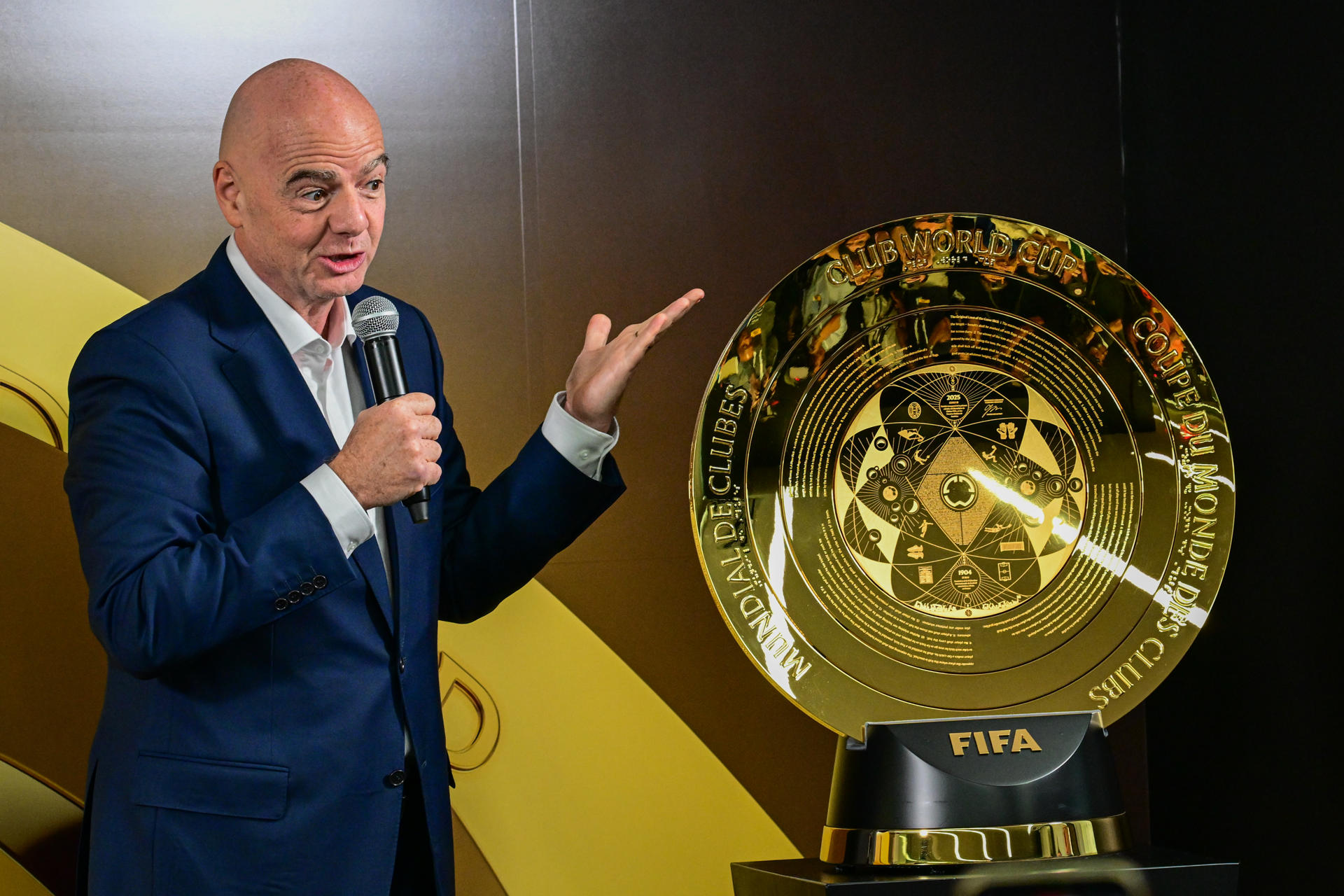 USA3049. MIAMI (ESTADOS UNIDOS), 10/06/2025.- El presidente de la FIFA, Gianni Infantino, habla junto al trofeo del Mundial de Clubes, durante un evento este martes, en Miami (EE.UU.). Infantino aseguró que la rebaja que han experimentado los precios de las entradas para los partidos del Mundial de Clubes, del 84 % en el caso del partido inaugural, forma parte del modelo de venta de boletos en Estados Unidos y no es signo de preocupación. EFE/ Giorgio Viera