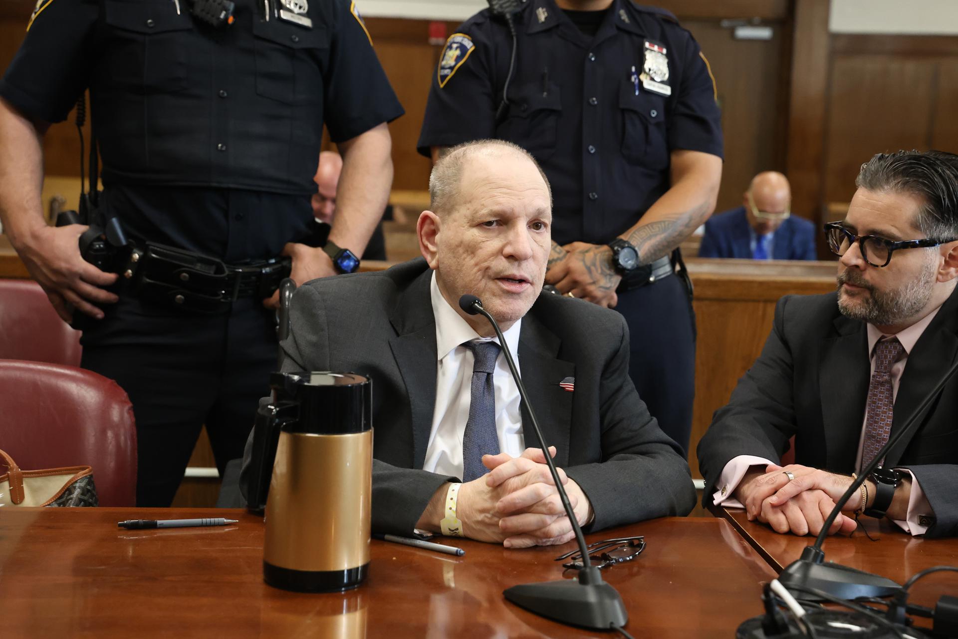 El exproductor de cine estadounidense Harvey Weinstein (C) aparece en la corte junto al consultor de prisiones Craig Rothfeld (D) mientras el jurado delibera por segundo día en el nuevo juicio en curso de Weinstein en el Tribunal Penal de Manhattan en Nueva York, Nueva York, EE. UU., 06 de junio de 2025. EFE/EPA/Jefferson Siegel / POOL