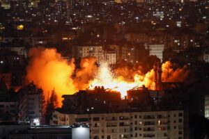 Humo y llamas se elevan tras un ataque aéreo israelí en el distrito de Dahye, en el sur de Beirut, el 5 de junio de 2025. EFE/EPA/WAEL HAMZEH