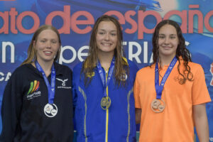 Carmen Weiler, en el podio tras ganar la prueba de 200 metros espalda femenina junto a Estella Llum (i), segunda y Sara Costa (d), tercera. EFE/MIQUEL A. BORRÀS