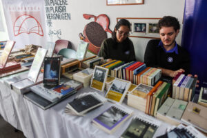 Personas asisten a la segunda edición de la Feria de Editoriales Independientes de Venezuela (FEIV) en el Banco del Libro este viernes, en Caracas (Venezuela). EFE/ Miguel Gutiérrez