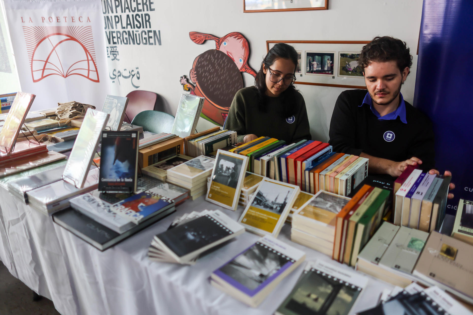 Personas asisten a la segunda edición de la Feria de Editoriales Independientes de Venezuela (FEIV) en el Banco del Libro este viernes, en Caracas (Venezuela). EFE/ Miguel Gutiérrez