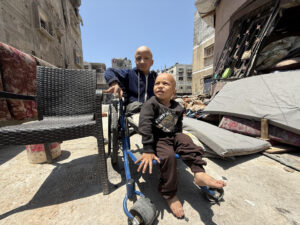 En el norte de Gaza, donde vive más de 1 millón de personas, la escasa ayuda que lleva entrando a la Franja desde hace dos semanas no llega. Son muy pocos los camiones que han repartido allí víveres, lo que deja a su población en una situación aún más límite. EFE/ Ahmad Awad