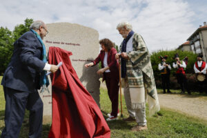 El histórico líder nacionalista Xosé Manuel Beiras (d), la alcaldesa de Santiago, Goretti San Martín (c), y el presidente de la Asociación de Escritoras e Escritores en Lingua Galega (AELG), Cesáreo Sánchez (i), descubren un monolito conmemorativo dentro de los actos de homenaje que ha recibido Berias de la AELG este sábado, en Santiago de Compostela. EFE/ Lavandeira jr