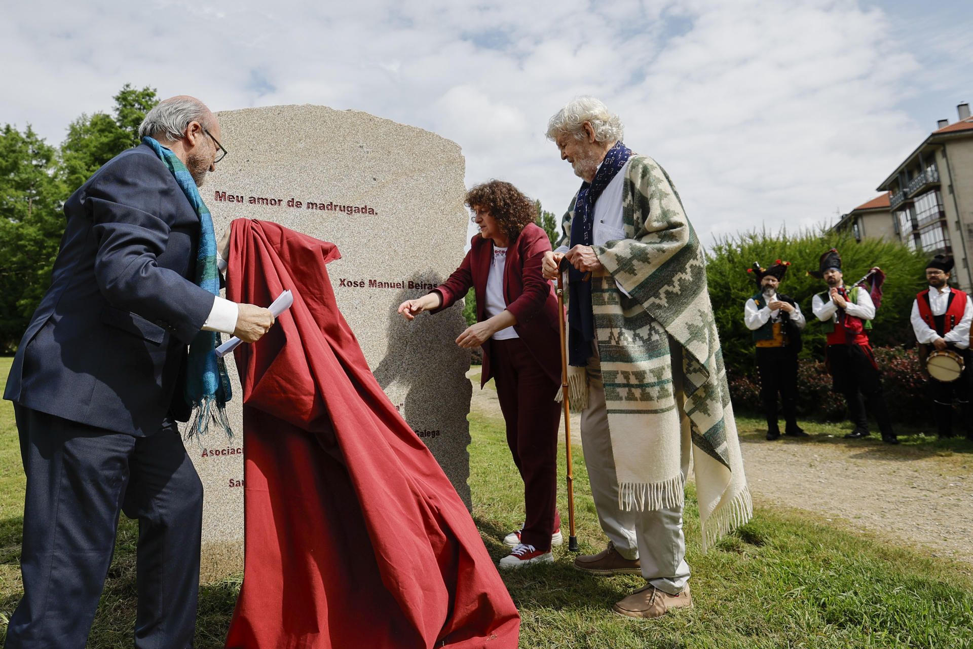 El histórico líder nacionalista Xosé Manuel Beiras (d), la alcaldesa de Santiago, Goretti San Martín (c), y el presidente de la Asociación de Escritoras e Escritores en Lingua Galega (AELG), Cesáreo Sánchez (i), descubren un monolito conmemorativo dentro de los actos de homenaje que ha recibido Berias de la AELG este sábado, en Santiago de Compostela. EFE/ Lavandeira jr