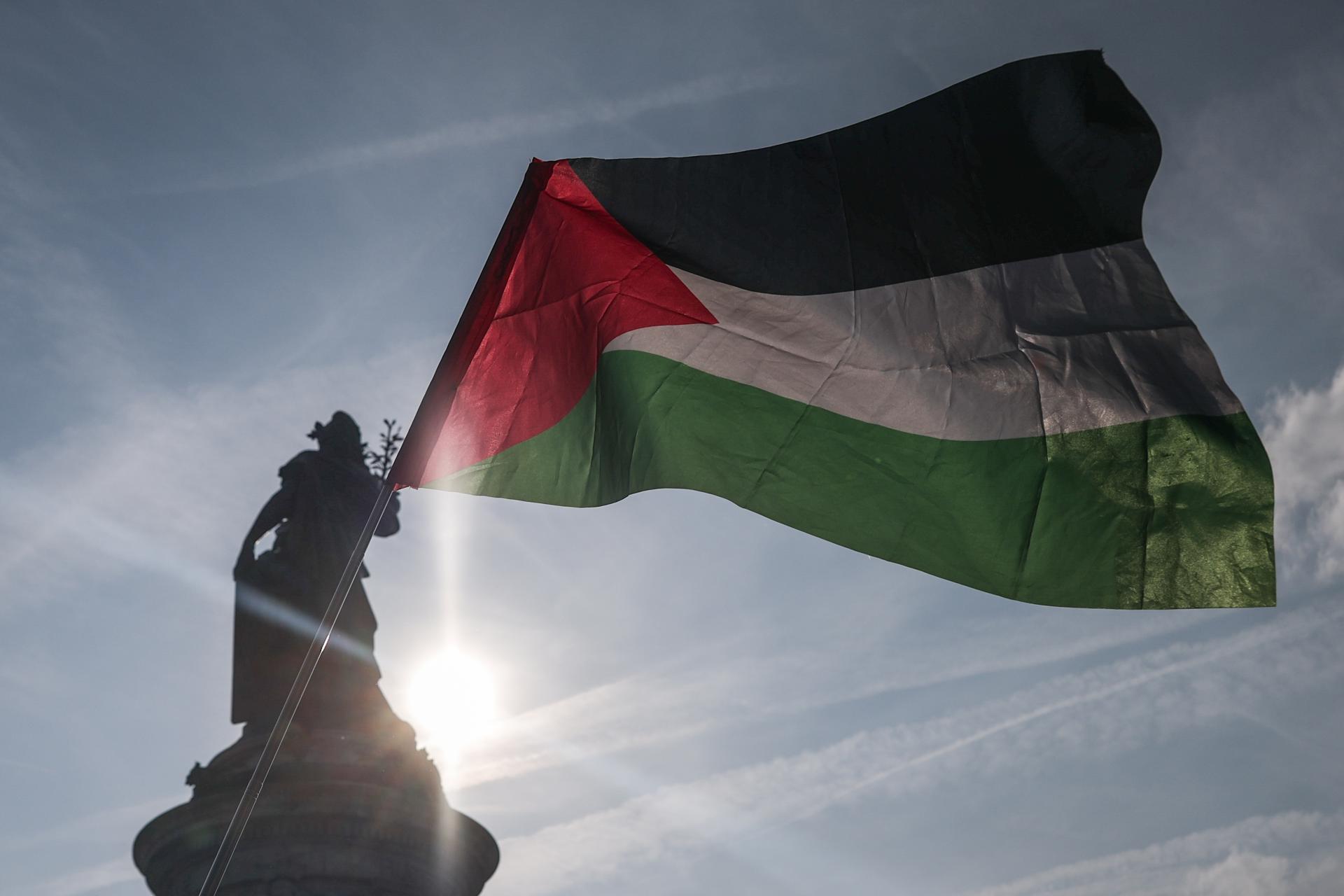Bandera palestina durante una protesta en Paris tras la interceptación de la Flotilla de la Libertad el 9 de junio de 2025. EFE/EPA/MOHAMMED BADRA
