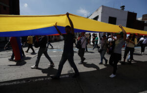 Foto de archivo de personas que sostienen una bandera de Colombia durante el primer día de paro nacional el 28 de mayo de 2025, en Cali (Colombia). EFE/ Ernesto Guzmán