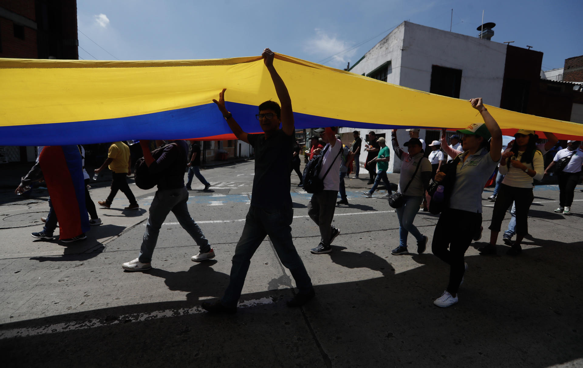 Foto de archivo de personas que sostienen una bandera de Colombia durante el primer día de paro nacional el 28 de mayo de 2025, en Cali (Colombia). EFE/ Ernesto Guzmán