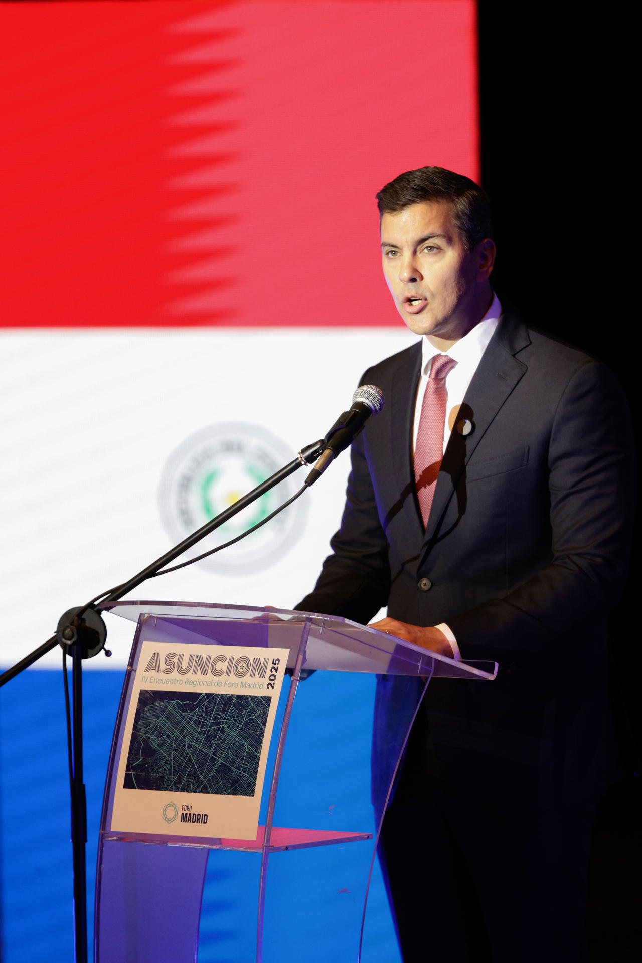 El presidente de Paraguay, Santiago Peña, habla en la apertura del IV Foro Encuentro Regional de Foro Madrid este jueves, en Asunción (Paraguay). EFE/ Juan Pablo Pino