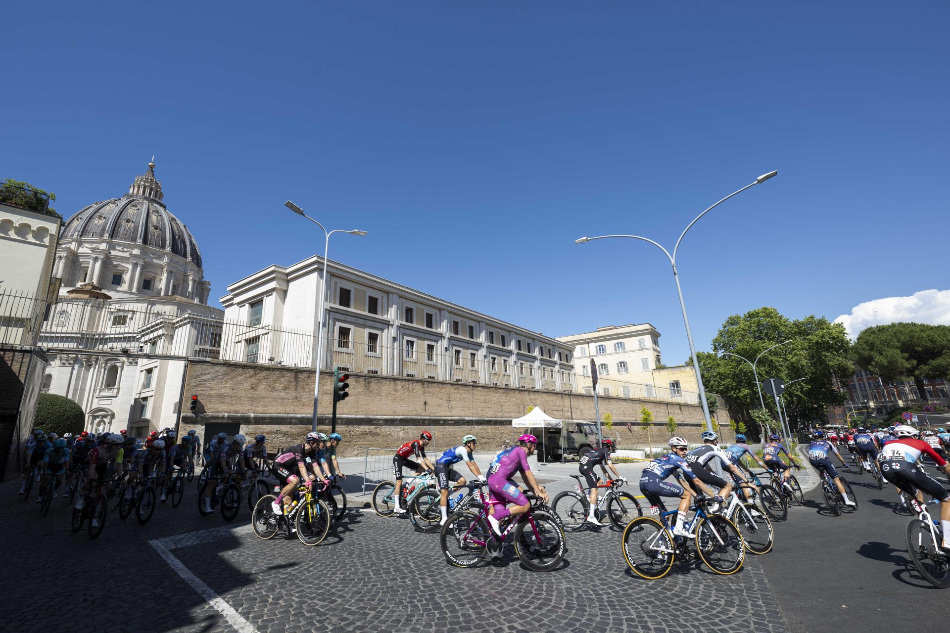 -El pelotón ciclista a su paso por el Vaticano en Roma, este domingo en el que finaliza el Giro de Italia.-EFE/ Simone Risoluti Dicasterio de la Comunicación del Vaticano