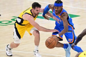 El escolta de los Oklahoma City Thunder Shai Gilgeous-Alexander (d) se acerca a la canasta frente al escolta de los Indiana Pacers T.J. McConnell (i) durante la segunda mitad del séptimo partido de las finales de la NBA entre los Oklahoma City Thunder y los Indiana Pacers en el Paycom Center de Oklahoma City, Oklahoma (EE.UU.).EFE/MANUELA SOLDI SHUTTERSTOCK OUT