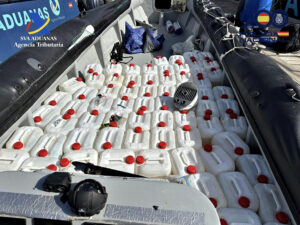 Agentes de la Policía Nacional, en una operación conjunta con Vigilancia Aduanera de la Agencia Tributaria, han intervenido al sur de la costa de Huelva 3.250 litros de gasolina y una embarcación de alta velocidad destinada al 'petaqueo'. En la operación han sido detenidas dos personas que se encontraban a bordo de una embarcación de alta velocidad, a 10 millas de la costa, con 130 garrafas de gasolina, según ha informado este martes la Policía Nacional en un comunicado. EFE/ Policía Nacional/Agencia Tributaria SOLO USO EDITORIAL/SOLO DISPONIBLE PARA ILUSTRAR LA NOTICIA QUE ACOMPAÑA (CRÉDITO OBLIGATORIO)
