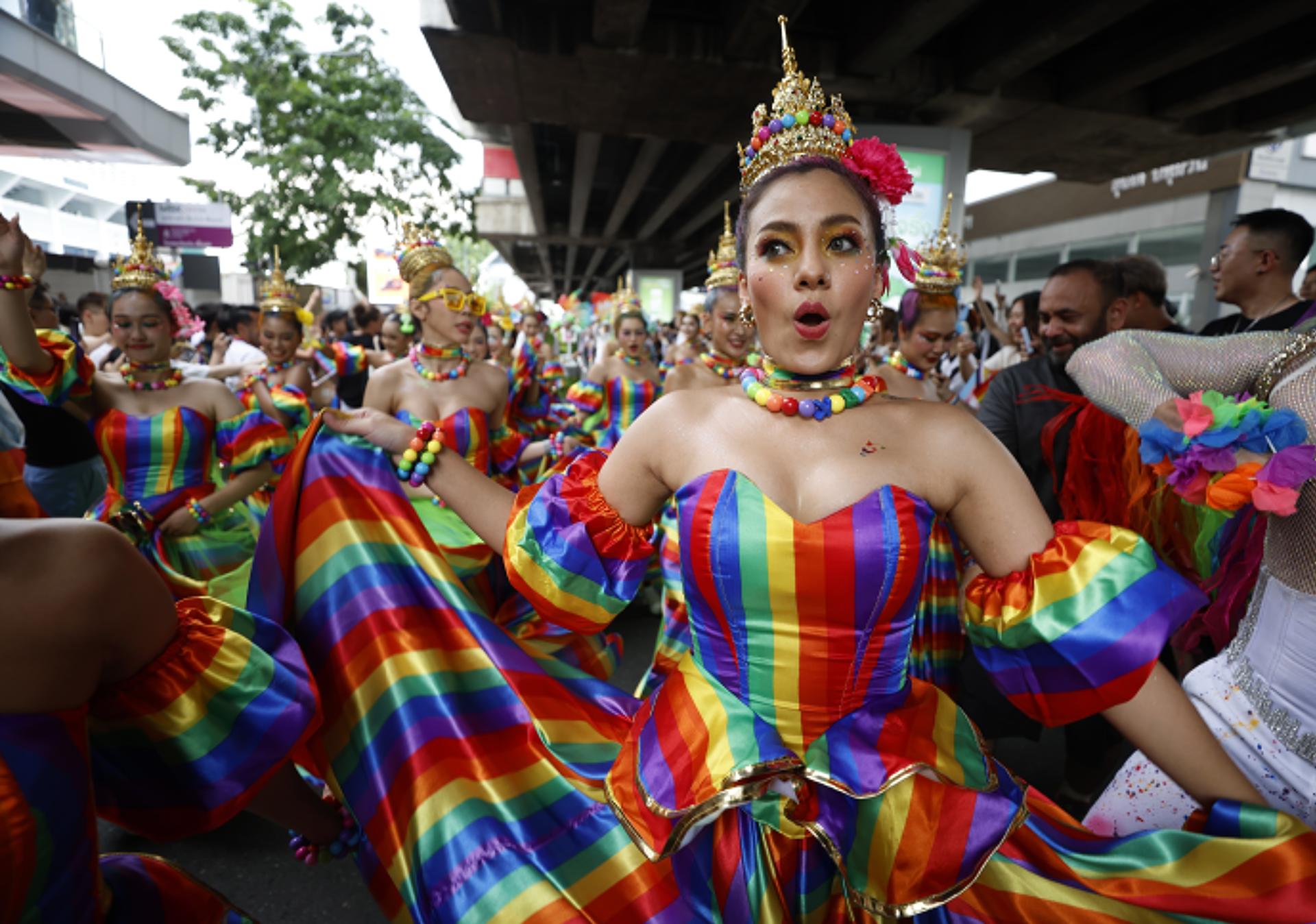 BANGKOK, 1 jun (EFE).- La capital tailandesa se llenó este domingo de centenares de personas de distintos lugares del mundo que participaron en el desfile por el comienzo del mes del Orgullo, el primero desde que el matrimonio igualitario entró en vigor en el país, uno de los más avanzados de Asia en derechos LGTBI. EFE/EPA/NARONG SANGNAK