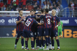 Los jugadores del Eibar celebran un gol ante un partido contra el Oviedo. EFE/ Javier Etxezarreta