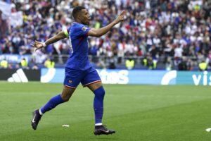 El delantero de Francia Kylian Mbappé celebra el 0-1 durante la pelea por el tercer puesto de la UEFA Nations League que han jugado Alemania y Francia en Stuttgart, Alemania. EFE/EPA/CHRISTOPHER NEUNDORF