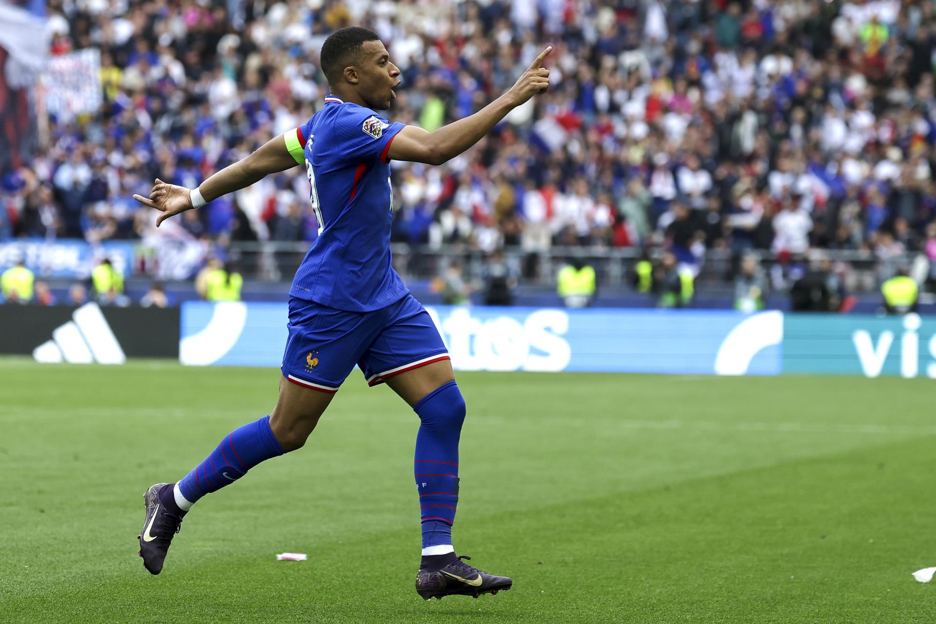 El delantero de Francia Kylian Mbappé celebra el 0-1 durante la pelea por el tercer puesto de la UEFA Nations League que han jugado Alemania y Francia en Stuttgart, Alemania. EFE/EPA/CHRISTOPHER NEUNDORF