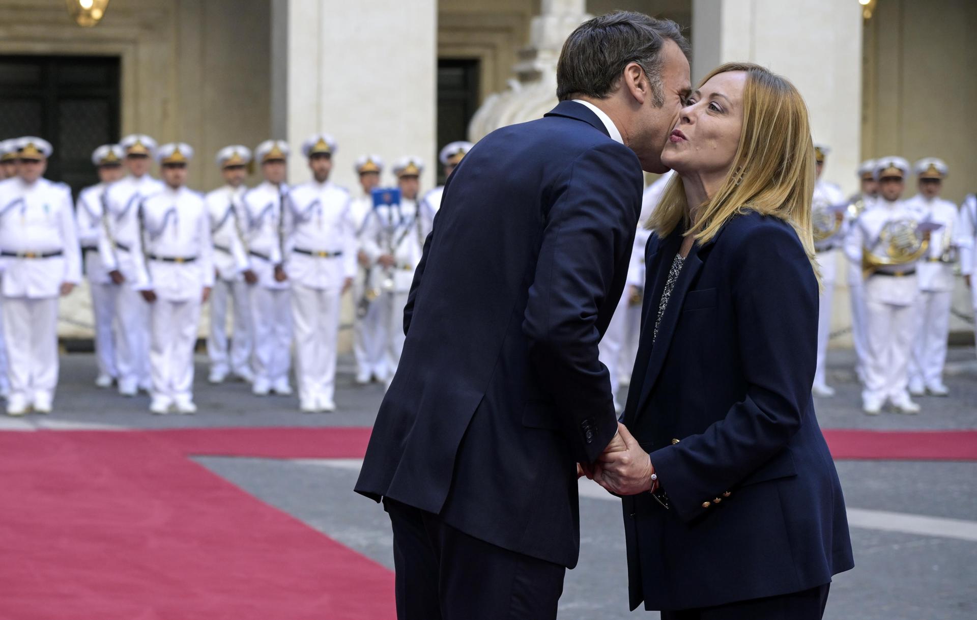 La primera ministra italiana, Giorgia Meloni (d), recibe al presidente francés, Emmanuel Macron (i), en el Palazzo Chigi de Roma, Italia, el 3 de junio de 2025. EFE/RICCARDO ANTIMIANI