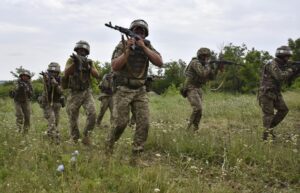Reclutas de la 65ª Brigada Mecanizada Separada pasando entrenamiento militar en la región de Zaporiyia, Ucrania, en una imagen del 19 de junio de 2025. EFE/EPA/Servicio de prensa de la 65ª Brigada Mecanizada DISTRIBUCIÓN DISTRIBUCIÓN USO EDITORIAL SOLAMENTE/NO VENTAS