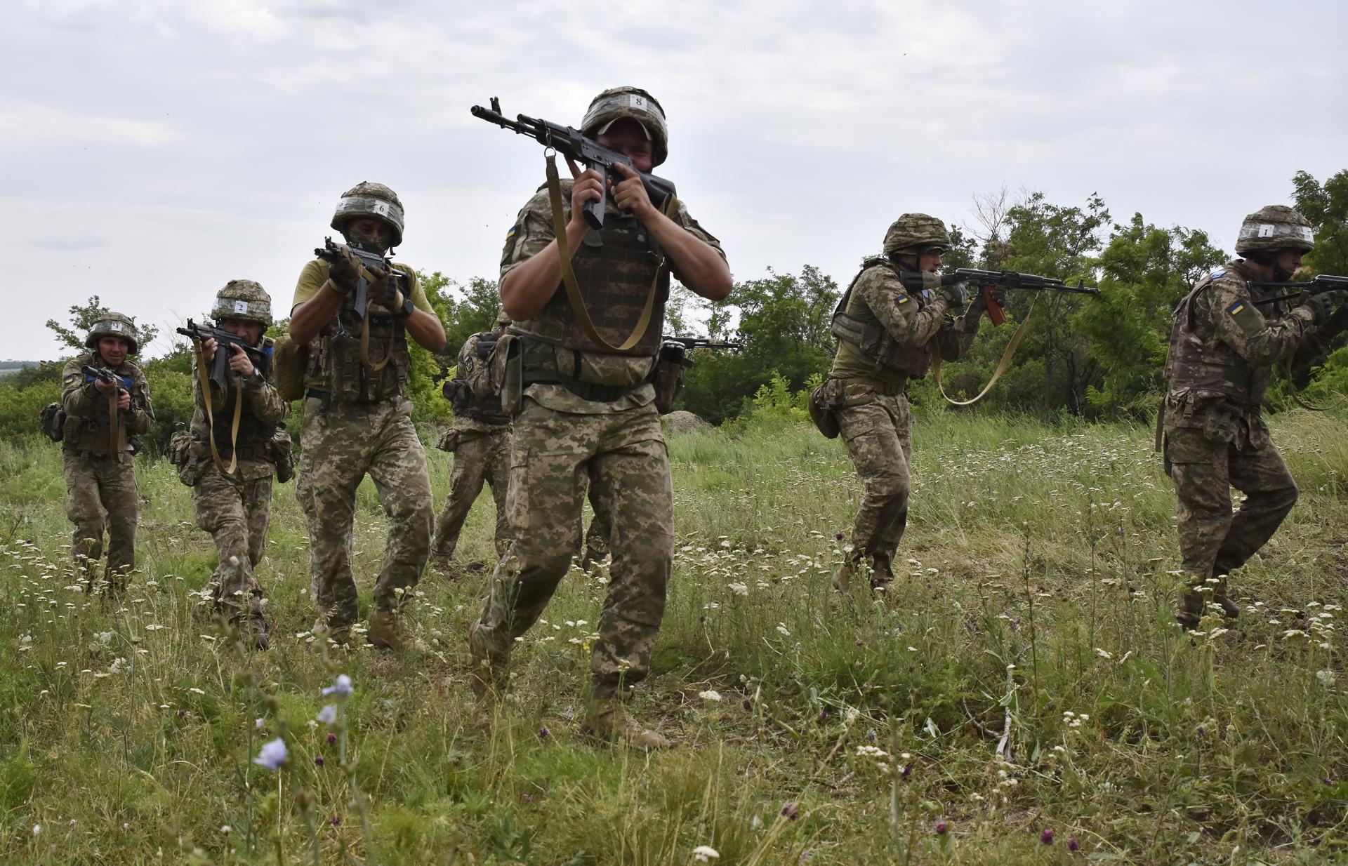 Reclutas de la 65ª Brigada Mecanizada Separada pasando entrenamiento militar en la región de Zaporiyia, Ucrania, en una imagen del 19 de junio de 2025. EFE/EPA/Servicio de prensa de la 65ª Brigada Mecanizada DISTRIBUCIÓN DISTRIBUCIÓN USO EDITORIAL SOLAMENTE/NO VENTAS