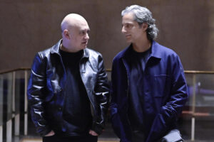 El director español Calixto Bieito (i) posa junto al actor argentino Joaquin Furriel luego de una entrevista con EFE este viernes, en Buenos Aires (Argentina). EFE/ Matias Martin Campaya