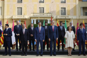 El presidente del Gobierno, Pedro Sánchez, el rey Felipe VI, y la presidenta del Congreso de los Diputados, Francina Armengol, posan para la foto de familia junto a los presidentes autonómicos, a su llegada a la XXVIII Conferencia de Presidentes que se celebra este viernes en el Palau de Pedralbes, en Barcelona. EFE/ Alberto Estévez