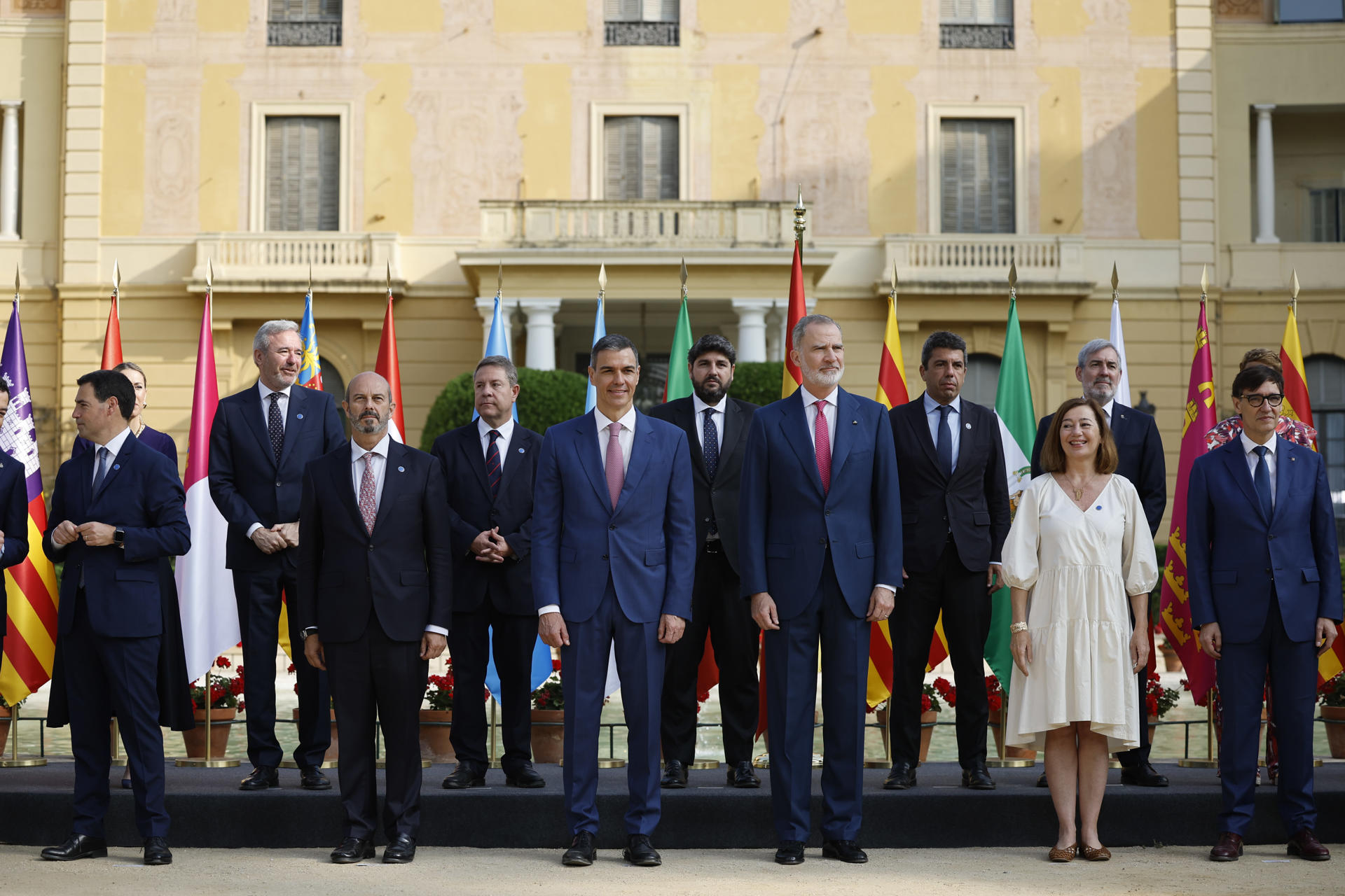 El presidente del Gobierno, Pedro Sánchez, el rey Felipe VI, y la presidenta del Congreso de los Diputados, Francina Armengol, posan para la foto de familia junto a los presidentes autonómicos, a su llegada a la XXVIII Conferencia de Presidentes que se celebra este viernes en el Palau de Pedralbes, en Barcelona. EFE/ Alberto Estévez