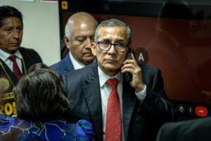 El expresidente de Perú Ollanta Humala (d) es retirado de la sala de audiencia, tras oír su sentencia el 15 de abril de 2025, en Lima (Perú). EFE/ John Reyes Mejia