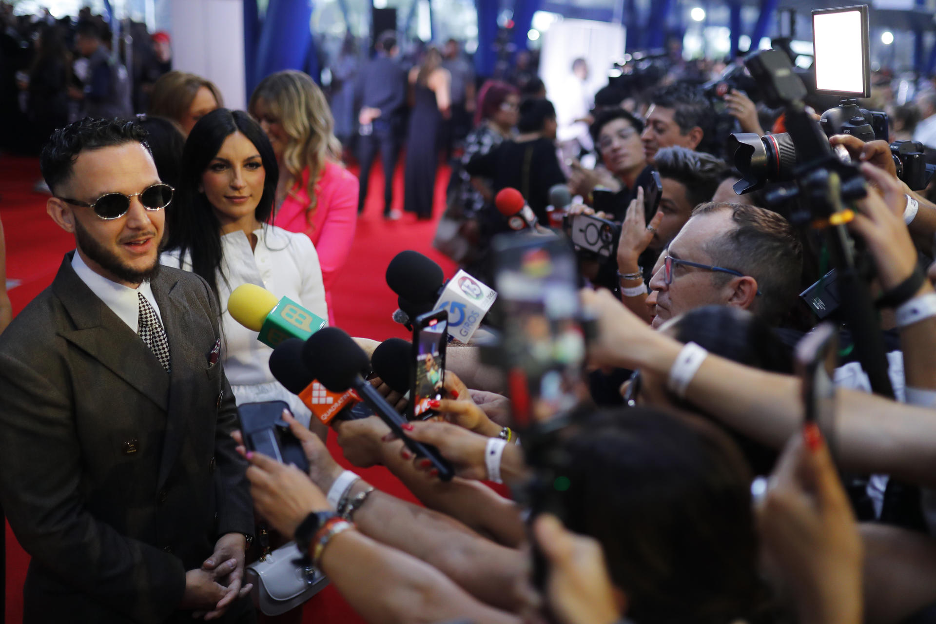 El cantante y director español Antón Álvarez (C Tangana) habla con medios de comunicación en la alfombra roja de la ceremonia de inauguración de la 40 edición del Festival Internacional de Cine en Guadalajara (FICG) este 6 de junio de 2025, en Guadalajara (México). EFE/ Francisco Guasco